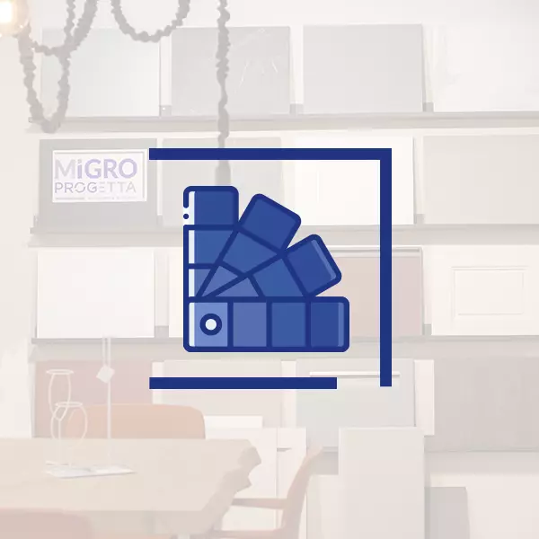 Parete con diversi pannelli colorati a marchio Migro Progetta per mostrare le finiture disponibili in negozio, tavolo con sedie in primo piano